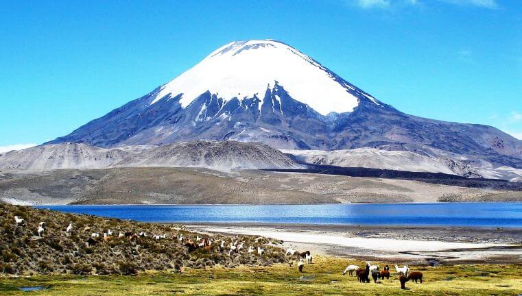 Volcán en el parque nacional lauca